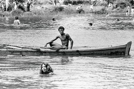 woodstock skinny dipping|Rare Historical Photos From The 1969 Woodstock。